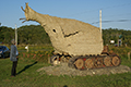 Vignette de la sculpture de Christopher Varady-Szabo : Bee Gun Carrier Festival de Miel de Tank Escuminaque, Québec, 2016, Vue de coté avec artiste